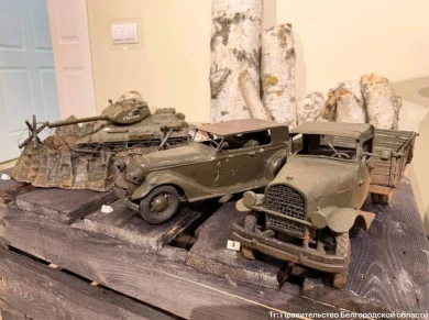 Белгородский умелец создал скульптуры из осколков, упавших в его мастерской