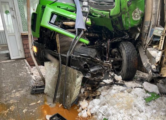 Водитель большегруза попал в больницу после массовой аварии под Воронежем