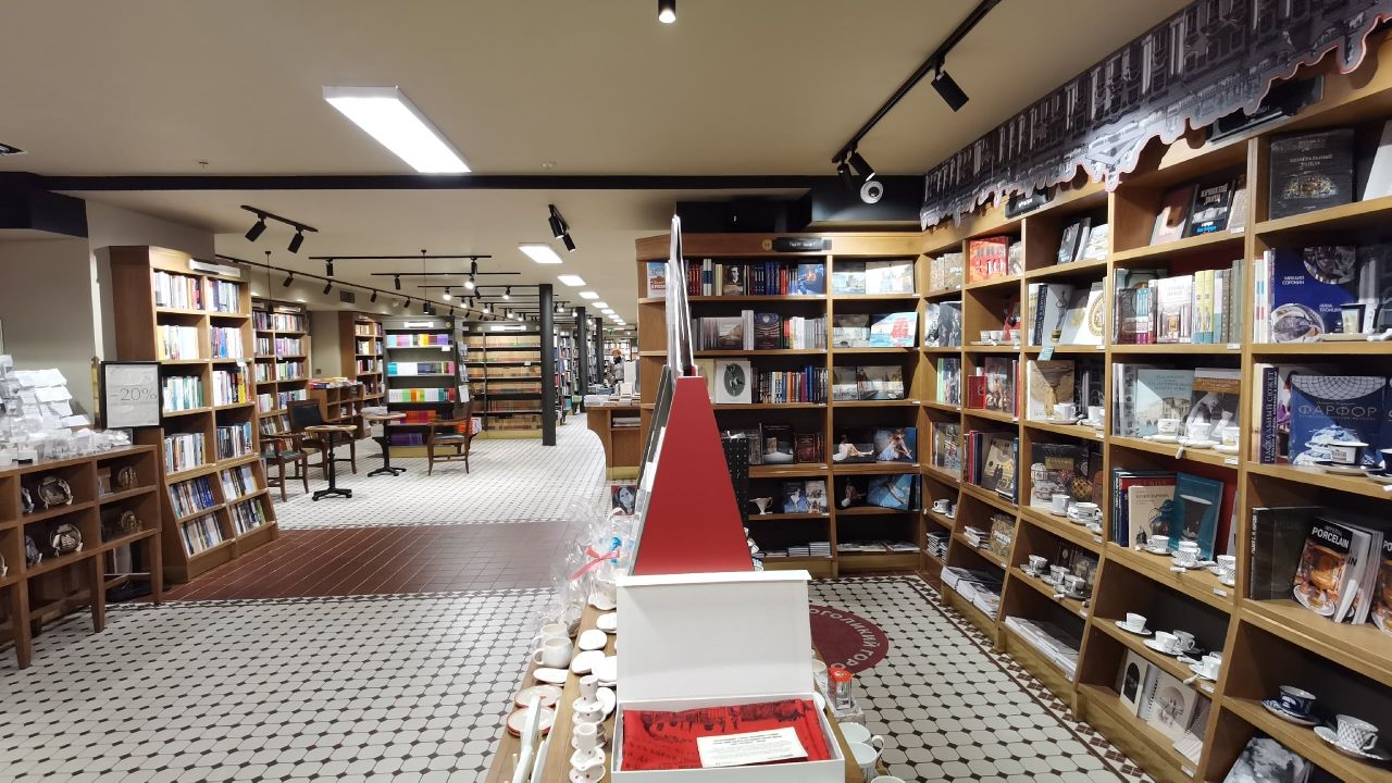 Роман известного писателя изъяли из продажи из-за «возможных рисков»