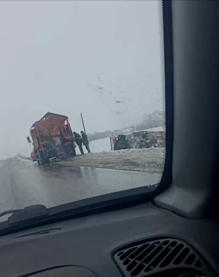 В Белгородской области снегоуборщик улетел в кювет, пытаясь победить метель