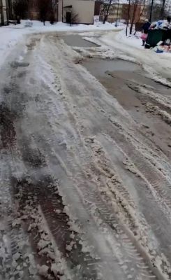В Белгороде водители объезжают ямы на проезжей части по пешеходной зоне