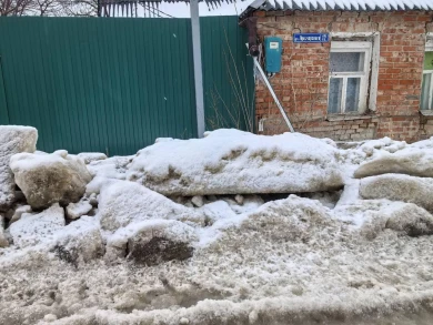 Коммунальщики после уборки снега и льда замуровали жителей в собственных домах