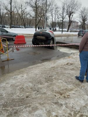 Асфальт разверзся на воронежской улице: в яму угодила женщина-водитель