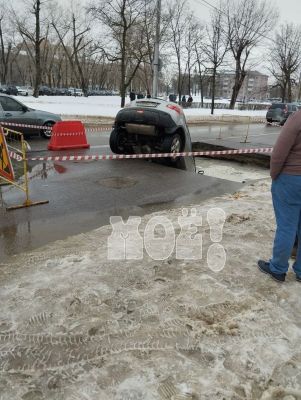 Чем закончилась история с провалом на воронежской дороге, куда угодила машина