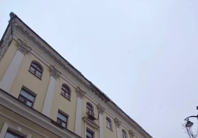 «Сантиметр до трагедии». Наледь едва не убила прохожих в центре Воронежа