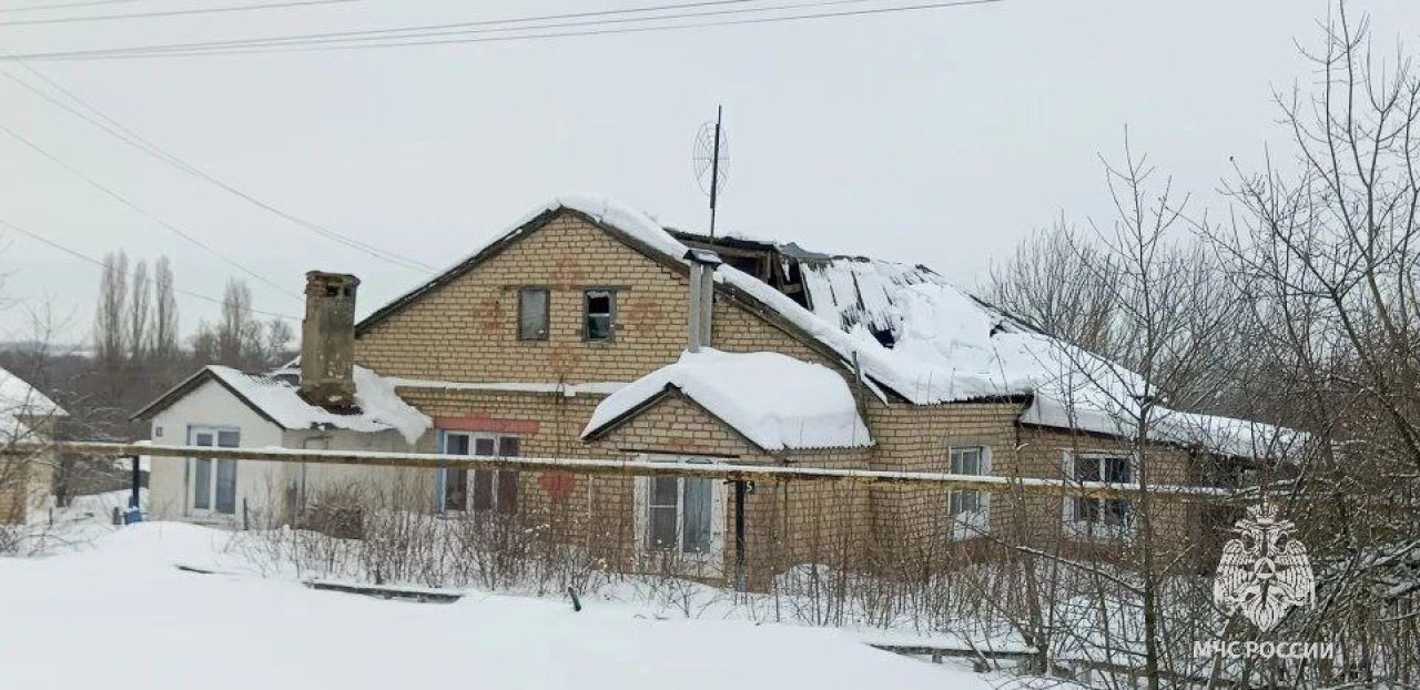 Девятый случай за февраль: в Липецкой области снег проломил очередную крышу