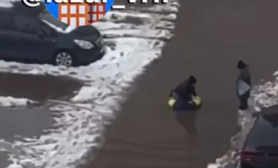 Воронежский «Мамонтёнок». Ребёнок, дрейфующий в гигантской луже на ватрушке, повеселил горожан