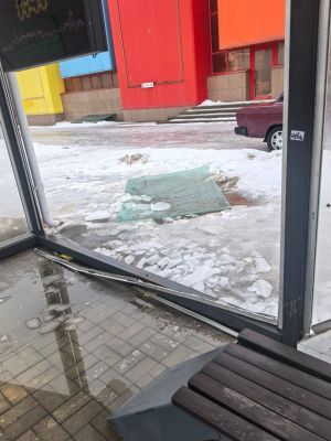 Служба благоустройства Белгорода не замечает разбитую после ДТП остановку 