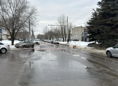 Асфальт продолжает проседать на улице, где возник гигантский провал, — проезд перекрыли