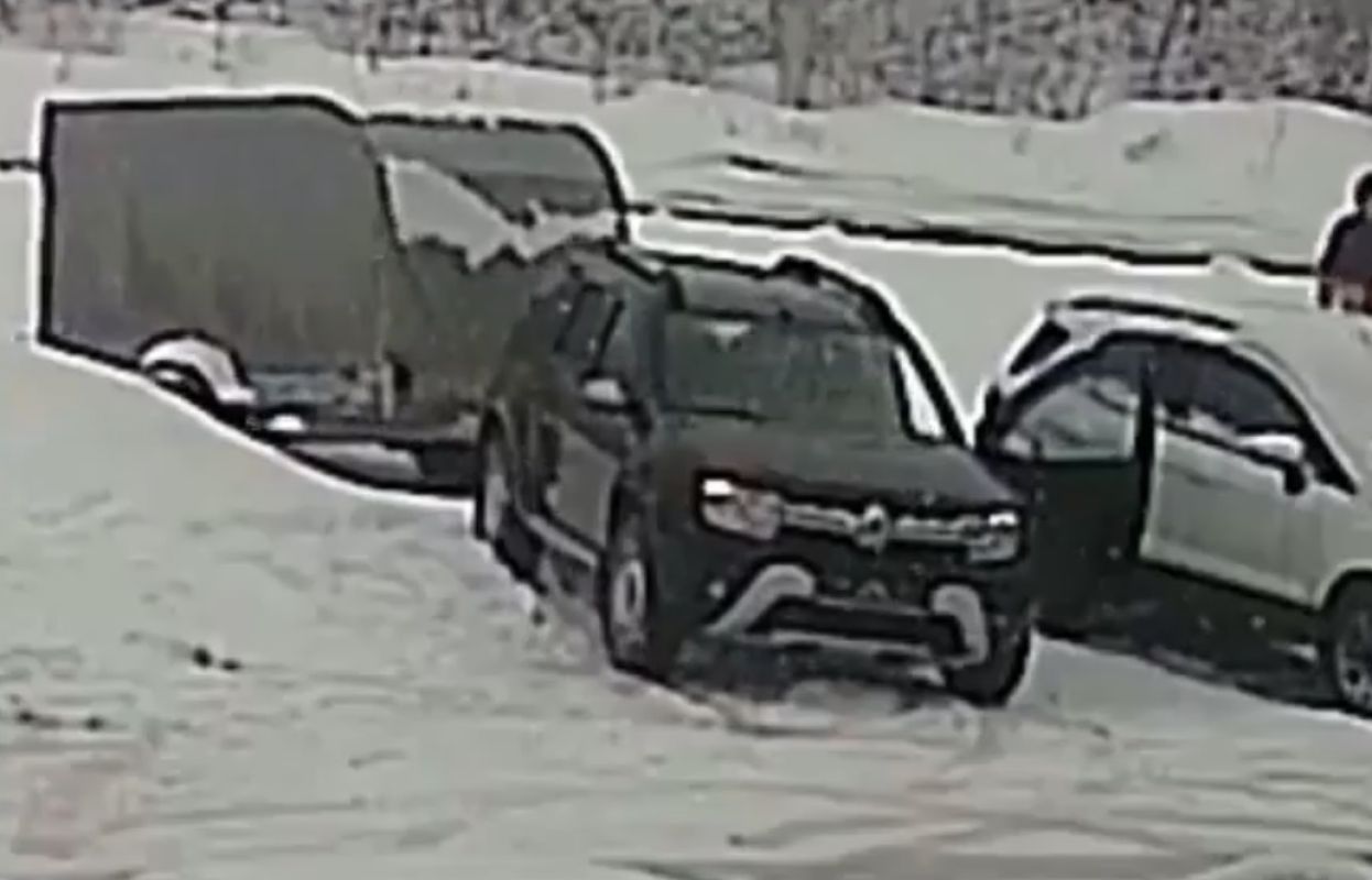 Таинственный мужчина угнал прицеп в&nbsp;воронежском ЖК (ВИДЕО)