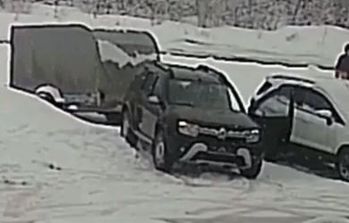 Таинственный мужчина угнал прицеп в воронежском ЖК (ВИДЕО)