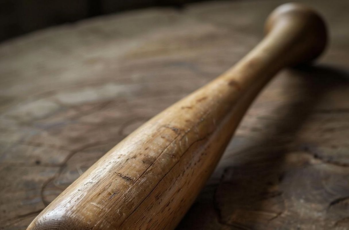 Мужчина бейсбольной битой сломал руку сельчанину, защищая жену