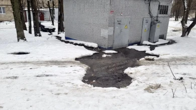 Воронежцы пожаловались на ручей из люка у трансформаторной будки