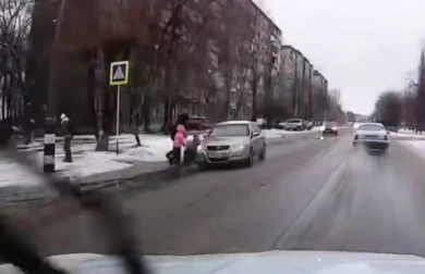 Лихач на «Ниссане» едва не сбил женщину с двумя детьми (ВИДЕО)
