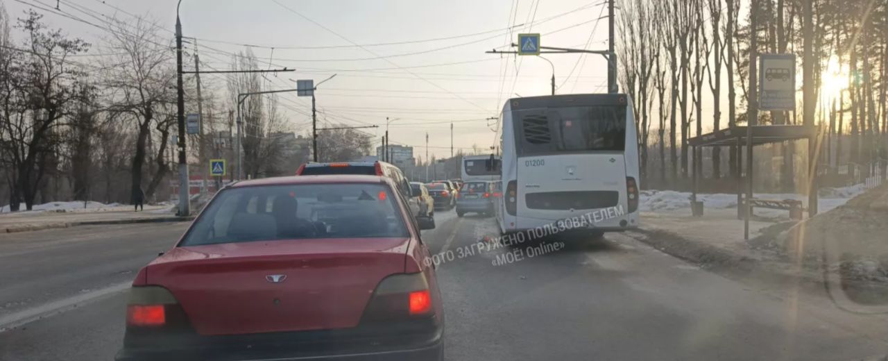 Огромная пробка растянулась на воронежской улице из-за сломанного автобуса&nbsp;