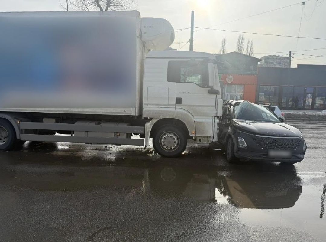 Фура протаранила кроссовер на воронежском перекрёстке: погибла женщина