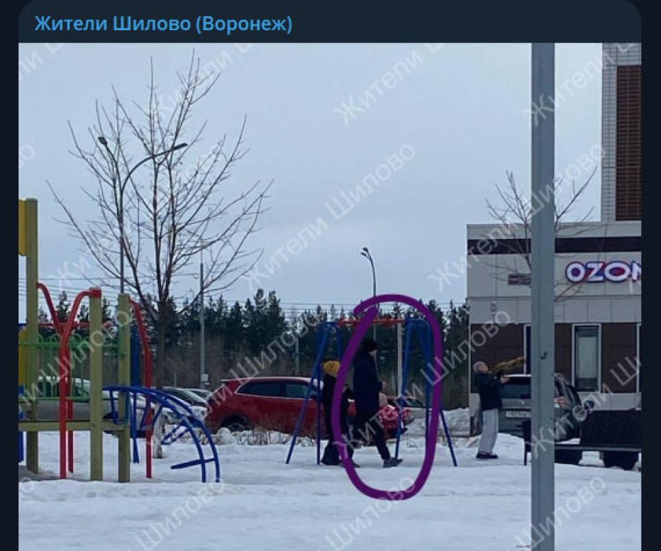 Ходит за&nbsp;детьми. О странном мужчине сообщили жители воронежского микрорайона