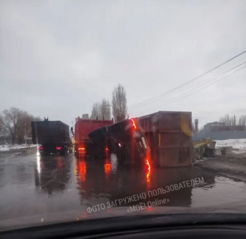 Прицеп грузовика упал в гигантскую лужу в Воронеже&nbsp;