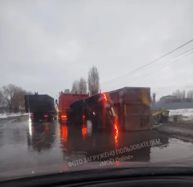 Прицеп грузовика упал в гигантскую лужу в Воронеже 