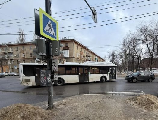 Мужчина пострадал в ДТП с автобусом на перекрёстке в Воронеже