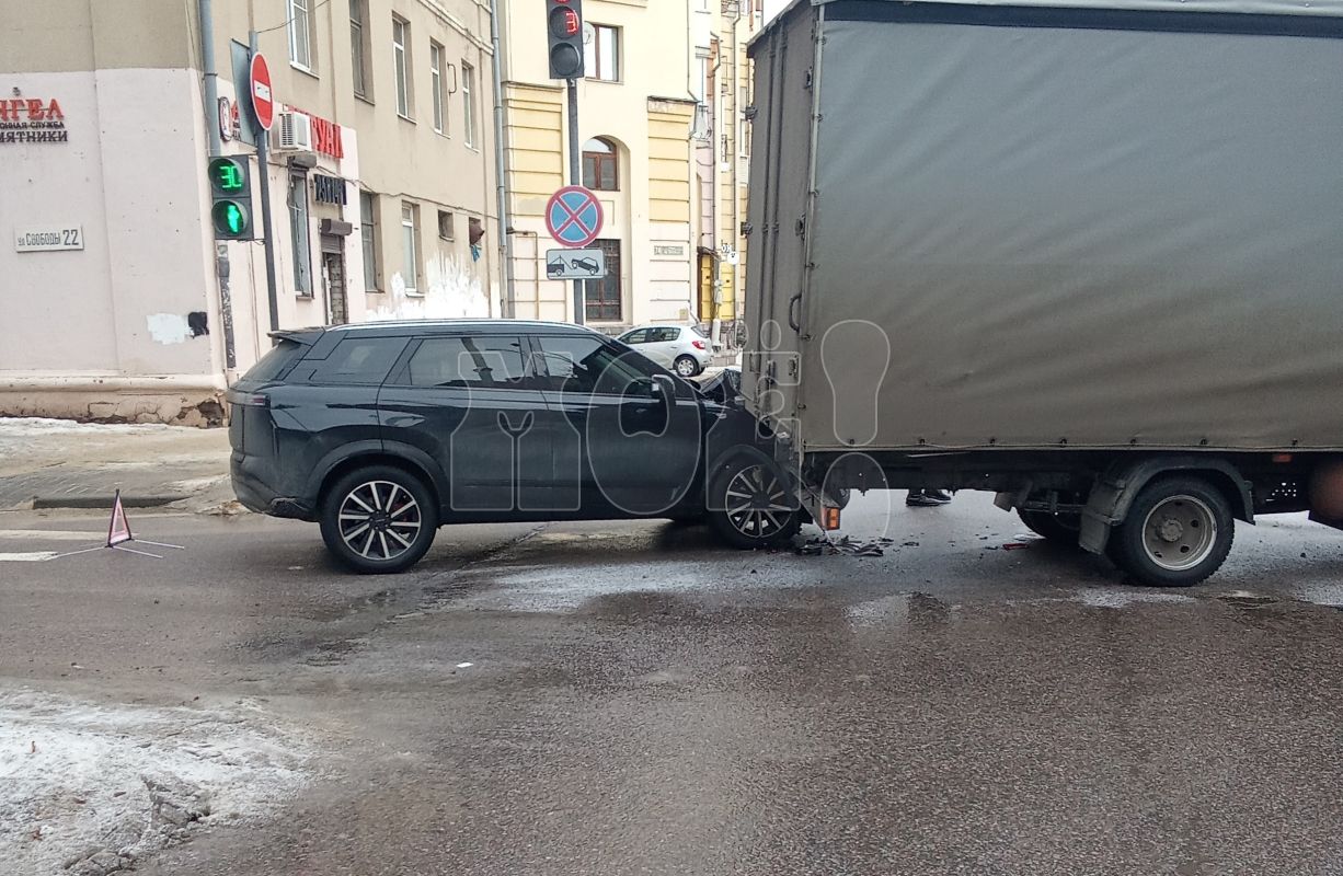 Воронежцы: «Машина влетела под&nbsp;грузовик на&nbsp;перекрёстке»
