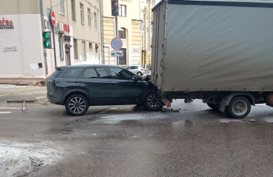 Воронежцы: «Машина влетела под грузовик на перекрёстке»