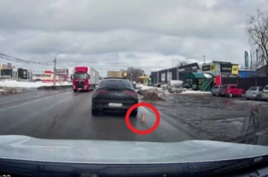 Поел и намусорил. Свинское поведение водителя возмутило воронежанку (ВИДЕО)