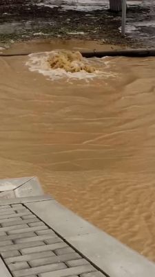 Фонтан из нечистот хлынул на белгородский бульвар, перекрыв движение