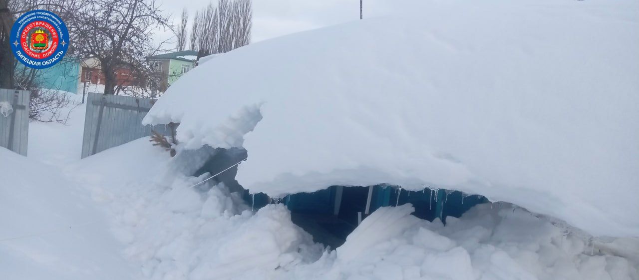 В липецком селе пожарные откопали женщину, которую завалило снегом в доме
