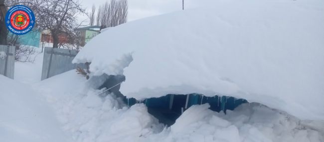 В липецком селе пожарные откопали женщину, которую завалило снегом в доме