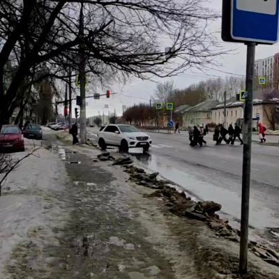 Липчанка на «мерине» едва не сбила школьников на переходе и встала на остановке