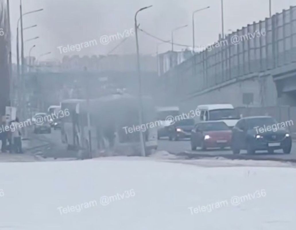 Автобус вспыхнул на Остужевском кольце
