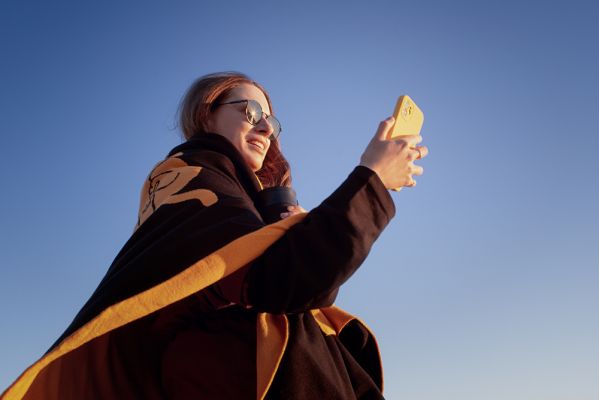 Как выбрать подарок к 8 Марта с помощью нейросетей – Билайн    