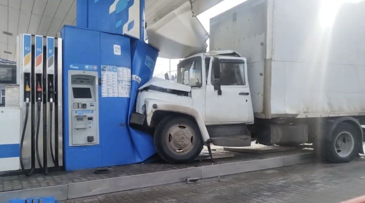 Грузовик смял заправку в Белгороде