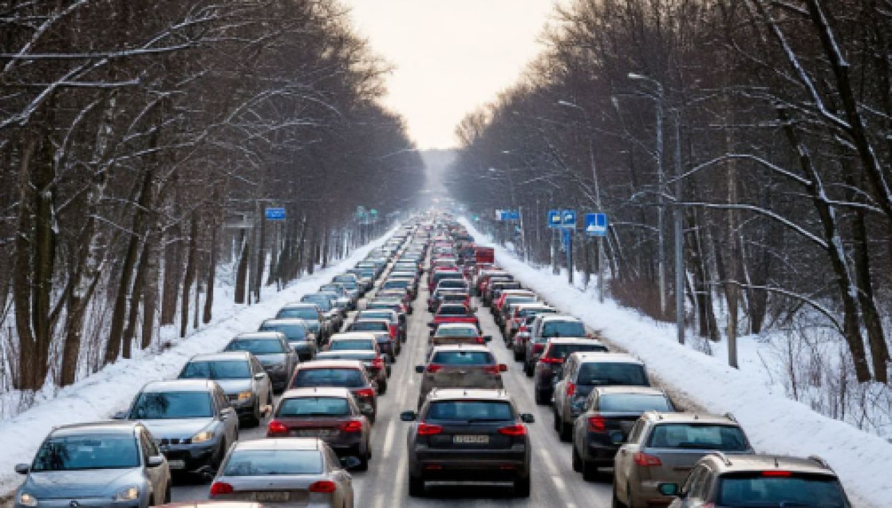 Огромная пробка мешает воронежцам доехать до работы