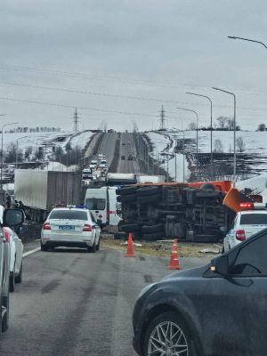 ДТП с двумя грузовиками парализовало трассу Губкин — Старый Оскол