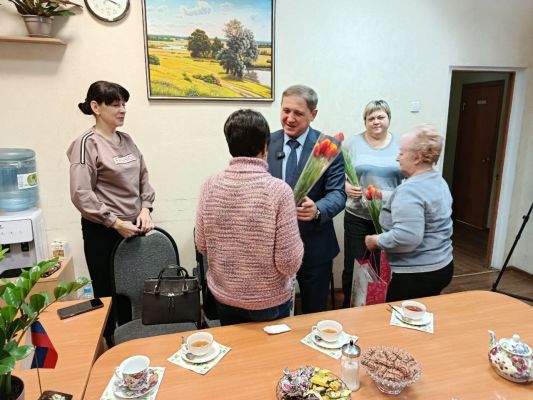 Тепло для тех, кто согревает мир: депутаты поздравили женщин в канун 8 Марта    
