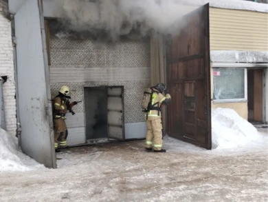 Более 20 человек тушили пожар в цехе