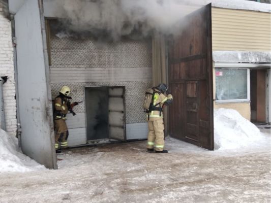 Более 20 человек тушили пожар в цехе