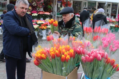 Выяснилось, сколько мужчины готовы потратить на подарок воронежанкам к 8 Марта