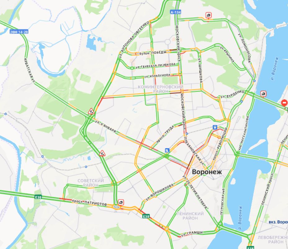 Праздничная суета. Воронеж погряз в жутких пробках и ДТП средь бела дня