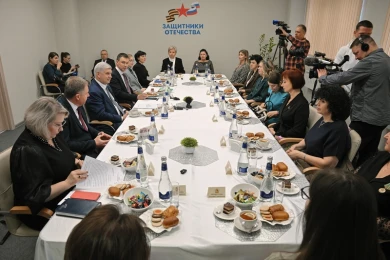 Матери и супруги бойцов СВО представили губернатору свои патриотические проекты 