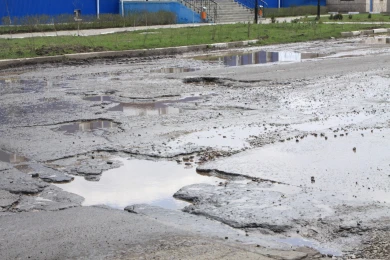 Ямы на дороге у школы заинтересовали воронежских следователей