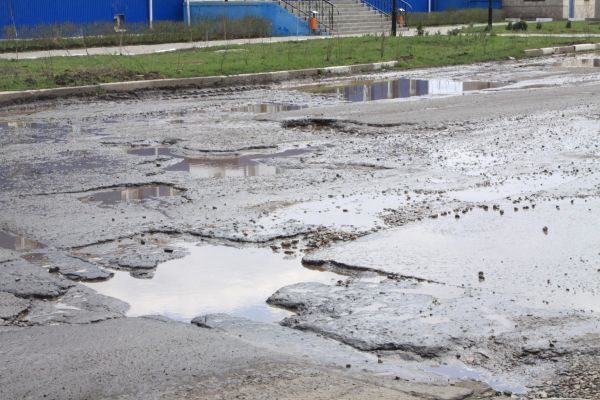 Ямы на дороге у школы заинтересовали воронежских следователей