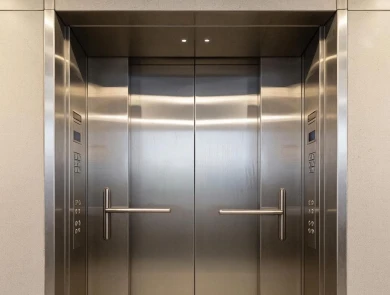 Лифт обрушился в воронежской многоэтажке