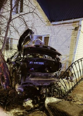 Иномарка протаранила жилой дом в Воронежской области: ранен ребёнок