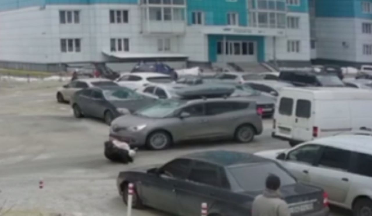 Трагедия чуть не случилась в воронежском дворе (ВИДЕО)