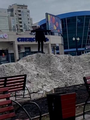 Двойник Шамана устроил перформанс на горе снега у рынка Белгорода