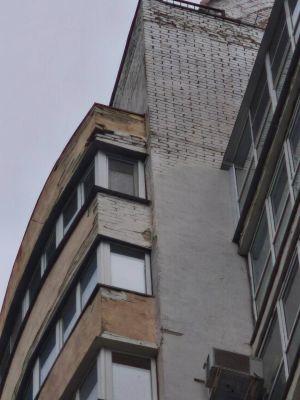 В Белгороде кладка отошла от стены дома: кирпичи падают на головы прохожим