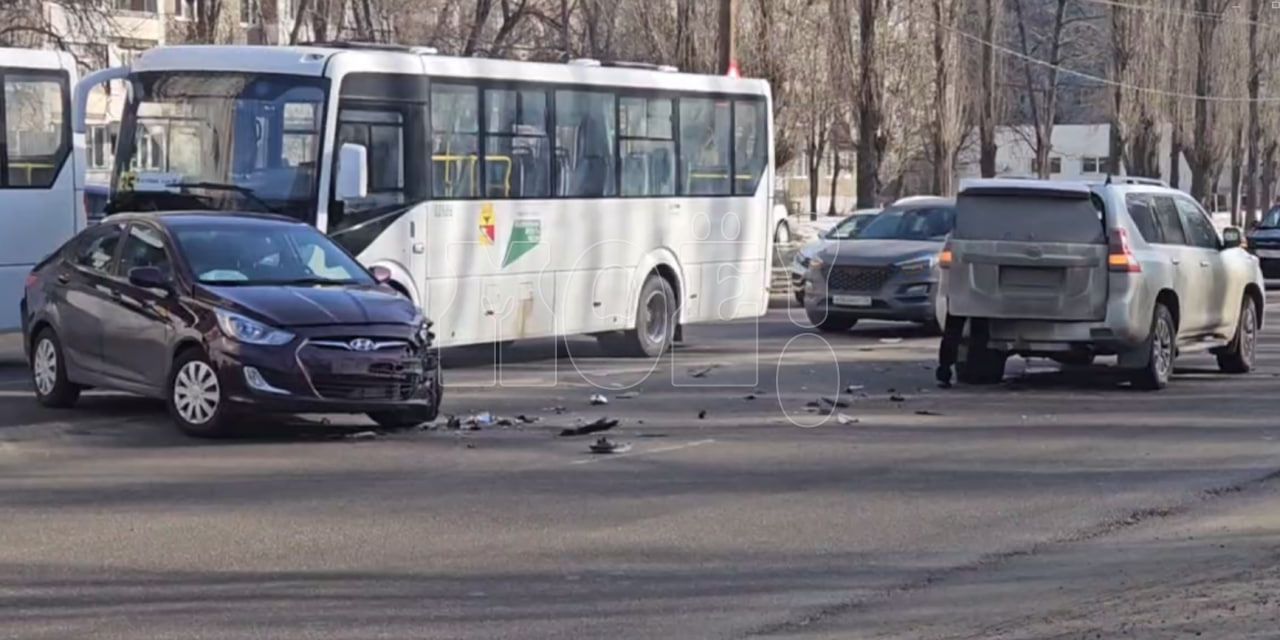 Об аварии с&nbsp;иномарками у&nbsp;памятника Славы сообщили воронежцы (ВИДЕО)